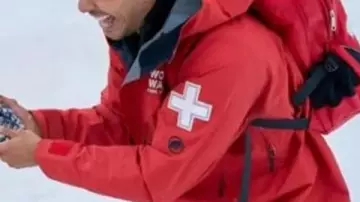 Finding Mr. Christmas S02 Veste de patrouille de ski Robbie Simpson portée par Robbie Simpson (Robbie Simpson) dans Finding Mr. Christmas (S02)