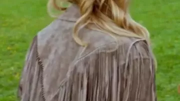 Finding Mr. Christmas 2025 Alison Sweeney Fringe Suede Jacket portée par (Alison Sweeney) dans Finding Mr. Christmas (S02)