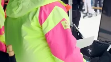 Finding Mr. Christmas Melissa Peterman Powder Blaster Ski Suit portée par Self Judge (Melissa Peterman) dans Finding Mr. Christmas (S02)