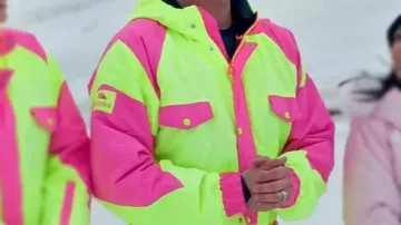 Finding Mr. Christmas Jonathan Bennett Powder Blaster Ski Suit porté par Self - Host (Jonathan Bennett) dans Finding Mr. Christmas (S02)