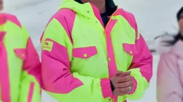 Finding Mr. Christmas Jonathan Bennett Powder Blaster Ski Suit porté par Self - Host (Jonathan Bennett) dans Finding Mr. Christmas (S02)