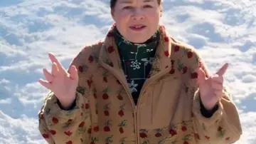 Veste Sherpa imprimée de roses rouges portée par Doris (Linda Kash) comme on le voit dans A Merry Little Ex-Mas