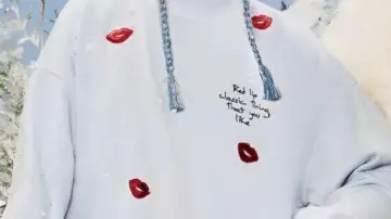 Sweatshirt worn by Taylor Swift in Sequin Red Lip Classic Thing That You Like