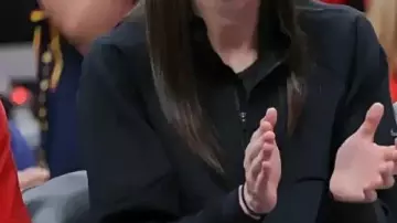 Veste courte noire portée par Caitlin Clark dans Indiana Fever 2025