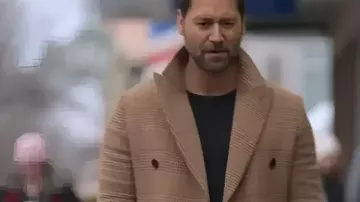 Ryan Eggold Manteau en laine My Secret Santa (Ryan Eggold) comme on le voit dans My Secret Santa