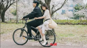 Me encantan los atuendos de al lado: bolso de hombro beige de Bae Seok-ryu (Jung So-min) en la temporada 1, episodio 7
