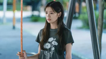 Garments of Love Next Door TV series: Bae Seok-ryu (Jung So-min) wears Floral T-shirt in season 1, episode 10