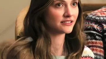 Pull Fair Isle gris porté par Sienna (Emily Hall) comme on le voit dans A Merry Little Ex-Mas