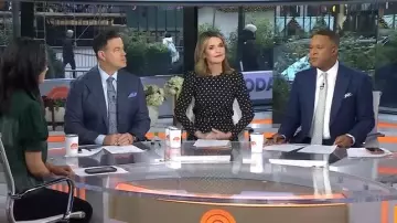 ROUGE Valentino Robe midi en crêpe à pois portée par Savannah Guthrie comme on le voit dans Today le 13 novembre 2025