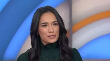 Blusa de encaje con cuello alto y columpio de Anthropologie usada por Emilie Ikeda como se ve en Today el 13 de noviembre de 2025