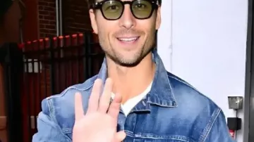 Chaqueta de mezclilla azul usada por Glen Powell en CBS Studios