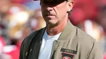 Chaqueta Salute To Service usada por Kyle Shanahan en San Francisco 49ers 2025