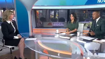 Karen Millen Techno Cotton Woven Mini Shirt Dress with Gold Brass Squares portée par Christine Romans comme on le voit dans Today on November 14, 2025