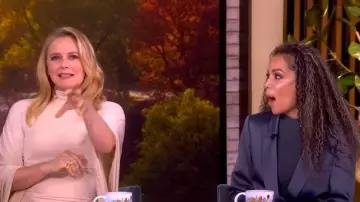 Vestido de cuello halter de viscosa mate LaPointe usado por Sunny Hostin como se ve en The View el 14 de noviembre de 2025