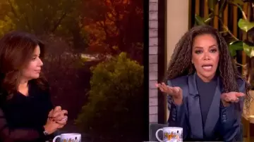 Blazer de satén LaPointe usado por Sunny Hostin como se ve en The View el 14 de noviembre de 2025