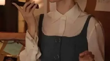 Gilet bleu porté par Mabel Mora (Selena Gomez) dans la série télévisée Only Murders In The Building (S05)