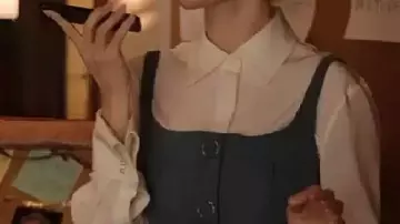 Gilet bleu porté par Mabel Mora (Selena Gomez) dans la série télévisée Only Murders In The Building (S05)