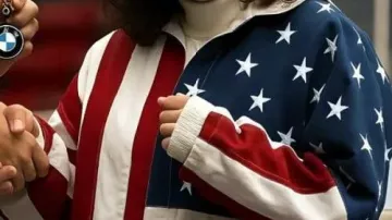 Veste drapeau des États-Unis portée par Christy Martin (Sydney Sweeney) dans le film Christy 2025