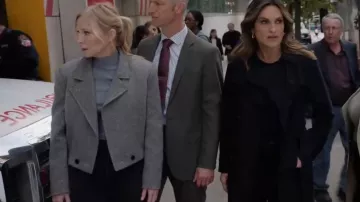 Veston en laine mélangée Isabel Marant Étoile Cassidy portée par Amanda Rollins (Kelli Giddish) telle que vue dans Law & Order : Unité des victimes spéciales (S27E06)