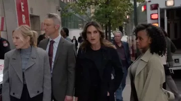 Trench-coat Burberry mi-longueur Chelsea Heritage porté par Olivia Benson (Mariska Hargitay) tel que vu dans Law & Order : Special Victims Unit (S27E06)