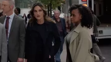 Théorie Oaklane Trench Admiral Crepe porté par Renee Curry (Aimé Donna Kelly) tel qu’on le voit dans Law & Order : Special Victims Unit (S27E06)