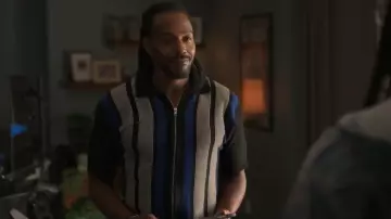 Polo Junior de punto con cremallera de Deva States que lleva Lewis Stewart (McKinley Freeman) como se ve en Reasonable Doubt (S03E10)