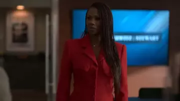 Veste ajustée en laine crêpe extensible Sergio Hudson Bustier portée par Jax Stewart (Emayatzy Corinealdi) telle que vue dans Reasonable Doubt (S03E10)