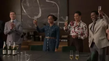 Vestido occidental de Levi's Flynn usado por Kristin (Kiah Alexandria Clingman) como se ve en Duda razonable (S03E10)