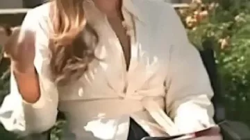 Camisa cruzada usada por Emily Orozco en Access Hollywood 2025