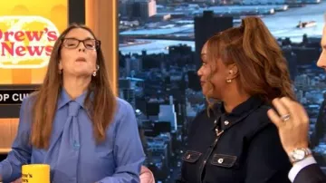 Camiseta Retrofete Jorun usada por Sunny Anderson como se ve en The Drew Barrymore Show el 7 de noviembre de 2025