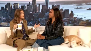 Chaqueta Adam Lippes Brody usada por Drew Barrymore como se ve en The Drew Barrymore Show el 11 de noviembre de 2025