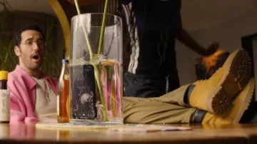 Botas impermeables Timberland Premium de 6 pulgadas usadas por Charlie (Jordan Firstman) como se ve en I Love LA (S01E03)