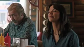 Camisa de Sezane Aileen usada por Lou Fleming (Michelle Morgan) como se ve en Heartland (T19E07)