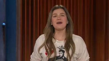 Day Dreamer Sun Records x Elvis King Of Hearts Tee worn by Kelly Clarkson as seen in The Kelly Clarkson Show on November 11, 2025
