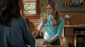 Cinch solide Turquoise bouton à manches longues Western Shirt porté par Amy Fleming (Amber Marshall) comme on le voit à Heartland (S19E07)