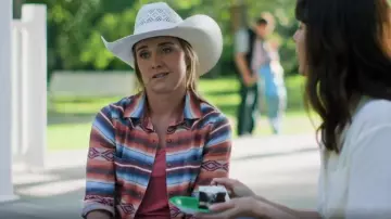 Ariat Real Billie Jean Shirt porté par Amy Fleming (Amber Marshall) comme on le voit dans Heartland (S19E07)
