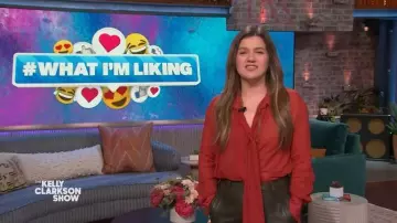 Zara : Chemisier imprimé avec cravates porté par Kelly Clarkson tel que vu dans The Kelly Clarkson Show le 14 novembre 2025