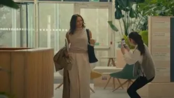 Loewe Puzzle Edge Petit sac à bandoulière en cuir texturé porté par Lorna (Carmen Ejogo) comme on le voit dans Wild Cherry (S01E01)