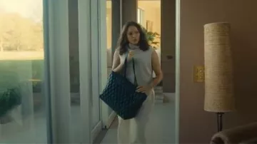 Fourre-tout Extra Special Annie et Lolo porté par Lorna (Carmen Ejogo) comme on le voit dans Wild Cherry (S01E01)
