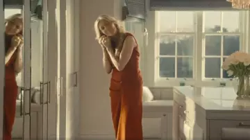 Vestido midi de sarga de lana fruncida Dries Van Noten usado por Juliet (Eve Best) como se ve en Wild Cherry (S01E01)