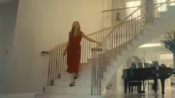 Escarpins à sangle symétrique D’Orsay portés par Juliet (Eve Best) comme on le voit dans Wild Cherry (S01E01)