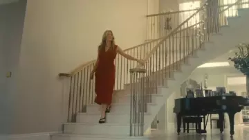 Zapatos de tira D'Orsay ASymmetric que lleva Juliet (Eve Best) como se ve en Wild Cherry (S01E01)