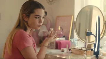 Comme Des Garçons Play Heart Print Crew Neck T Shirt porté par Allegra Lonsdale (Amelia May) comme on le voit dans Wild Cherry (S01E01)