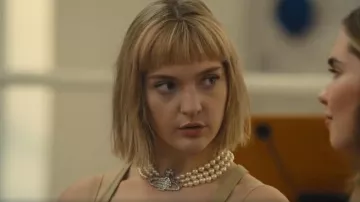 Gargantilla en relieve de perlas de Vivienne Westwood Row usada por Iris (Catriona Chandler) como se ve en Wild Cherry (S01E01)