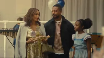 Hayley Menzies Robe boutonnée à imprimé métallisé portée par Lorna (Carmen Ejogo) comme on le voit dans Wild Cherry (S01E01)