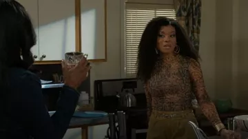 Pantalón de mezclilla de tiro bajo Akira Give It To Me usado por Eva Thomas (Ambyr Michelle) como se ve en Beyond the Gates (S01E163)