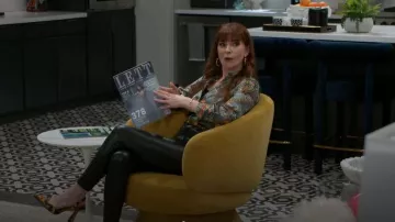 Cult of Coquette Farah Vegan Satin Tiger Print Slingbacks portés par Pamela Curtis (Cady McClain) comme on le voit dans Beyond the Gates (S01E164)