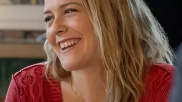 A Merry Little Ex-Mas Cardigan à mailles mixtes rouges Kate porté par Kate (Alicia Silverstone) comme on le voit dans A Merry Little Ex-Mas