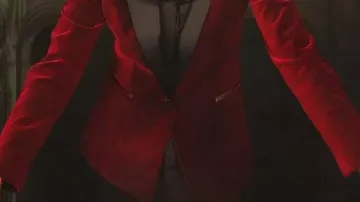 Americana de terciopelo rojo usada por Self - Presentadora (Claudia Winkleman) en The Celebrity Traitors