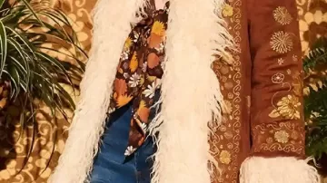 Abrigo de piel bordado que lleva Lane Brown en Penny Lane de Almost Famous - El arquetipo de la Musa, explicado